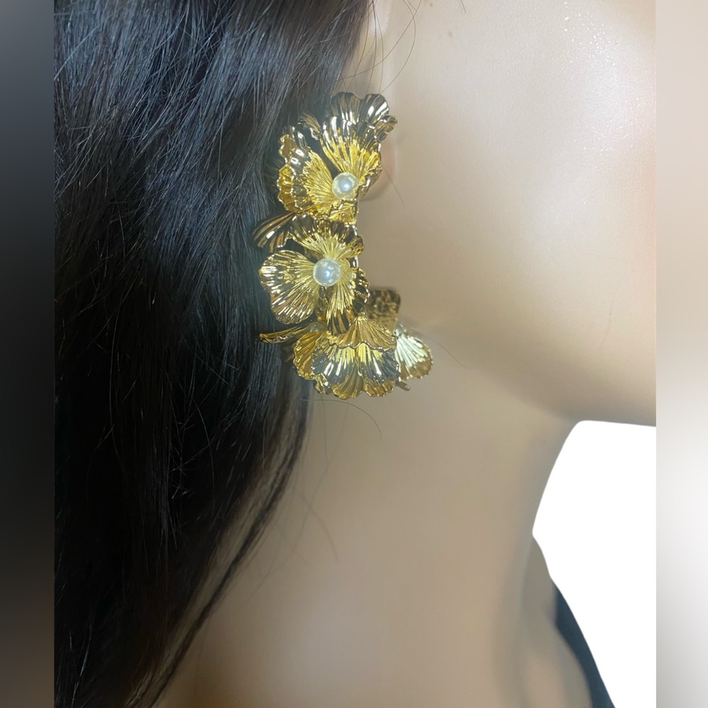 House of Harlow 1960 Flower gold tone hoop earrings with pearls